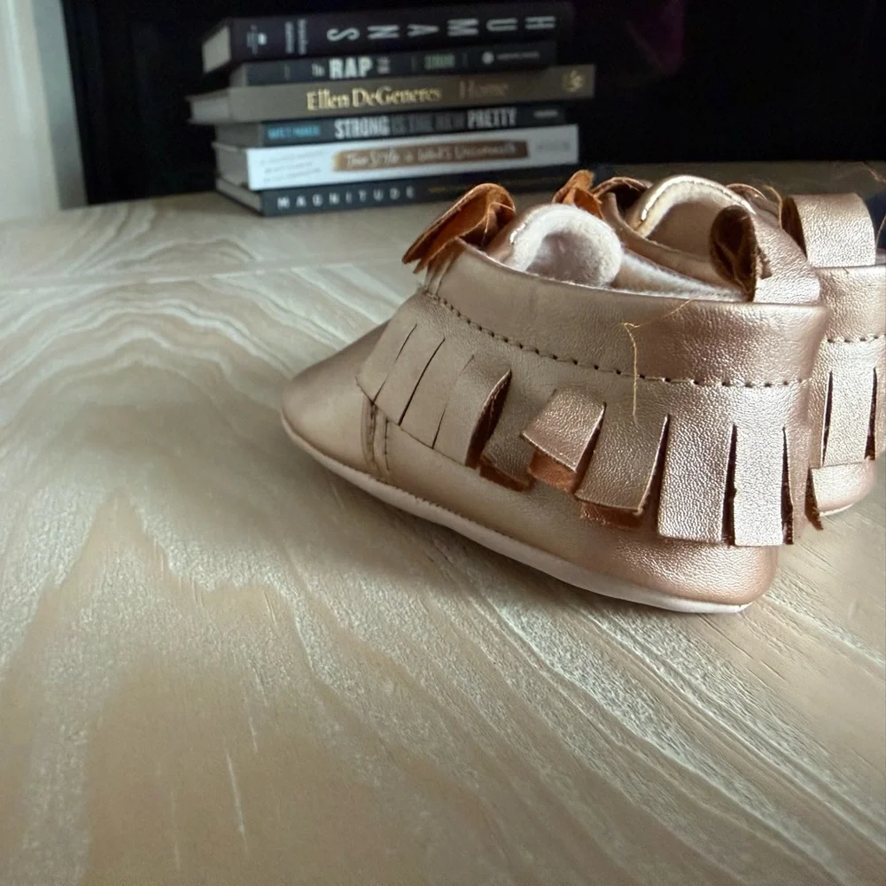 Baby girl Rose Gold Baby Moccasins with fringe & cute bow•like new & boho girly